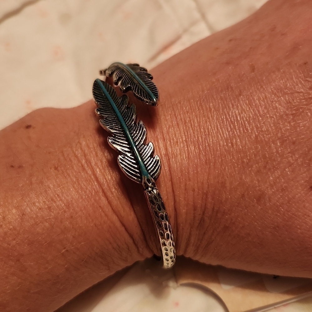 NWT Western cowgirl faux silver turquoise tooled feathers hinge bangle b…